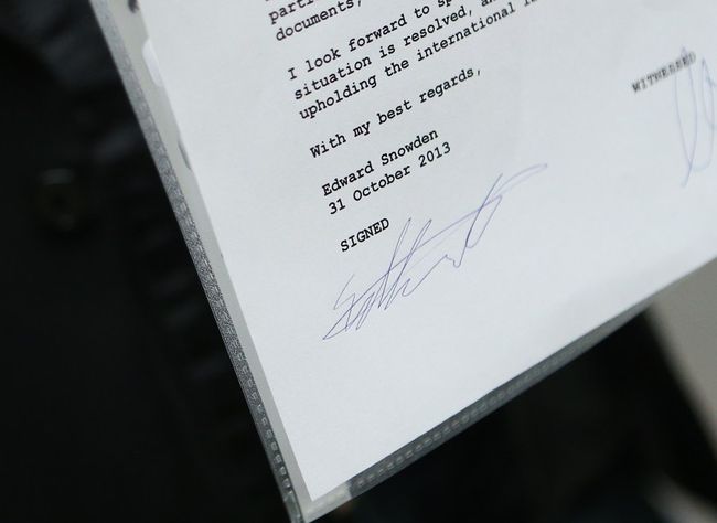Dokumenti në foto i bërë më 1 nëntor 2013 pasqyron letrën e Edward Snowden-it drejt kancelares gjermane Angela Merkel, parlamentit gjerman dhe kryeprokurorëve federalë të Gjermanisë./ Foto nga Xinhua