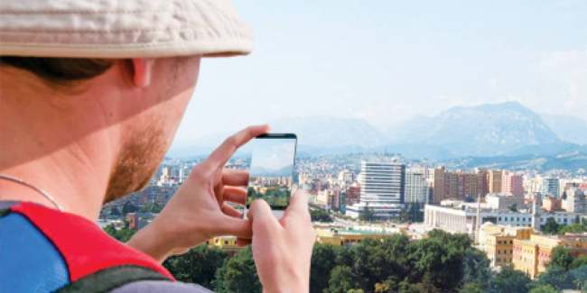 Turist i huaj në Tiranë (Hashtag.al)