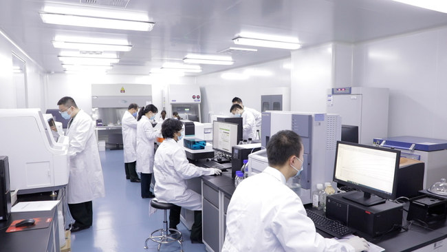 Stafi i kërkimit të vaksinës së thithshme pranë Akademisë së Mjekësisë Ushtarake të Kinës/foto nga CMG