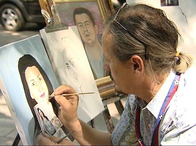 Pjeter Lala duke pikturuar ne rruge