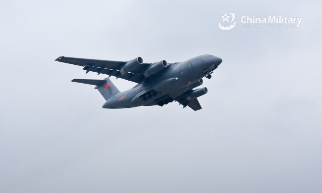 Čínský největší transportní letoun Y-20 patřící k letecké divizi čínské Lidové osvobozenecké armády v Západním vojenském okruhu letí během výcvikové mise 4. ledna 2021 v určené výšce. Photo: eng.chinamil.com.cn