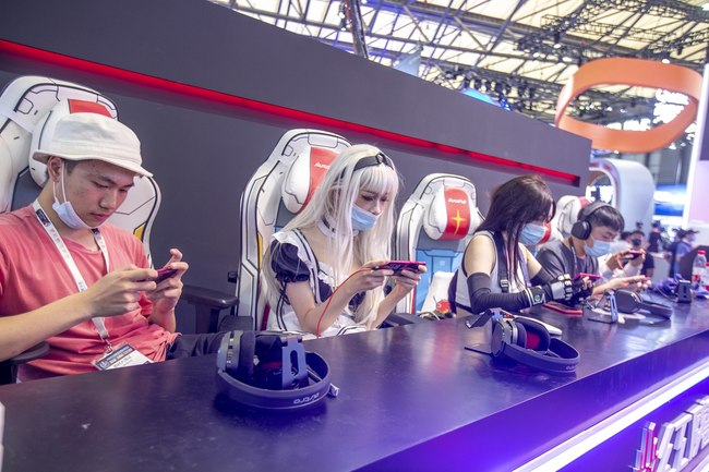 Na snímku se příznivci počítačových her zúčastnili soutěže s chytrým mobilním telefonem.