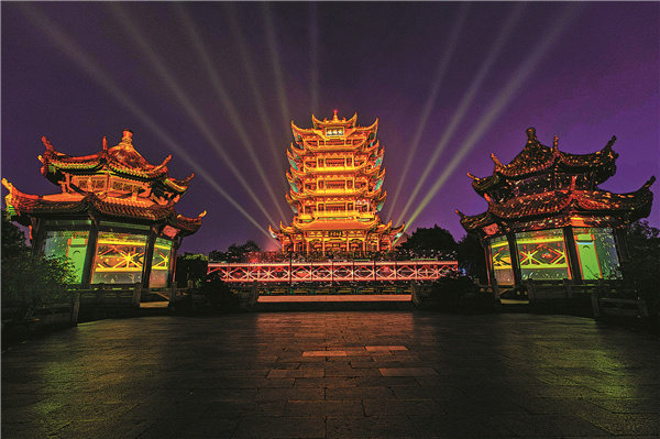 Věž žlutého jeřába představuje světelnou show s holografickými obrazy promítanými na povrch starověké architektury, jako jsou pavilony, terasy a věž, které vysvětlují historii této památky. [Fotografii poskytl deník China Daily]