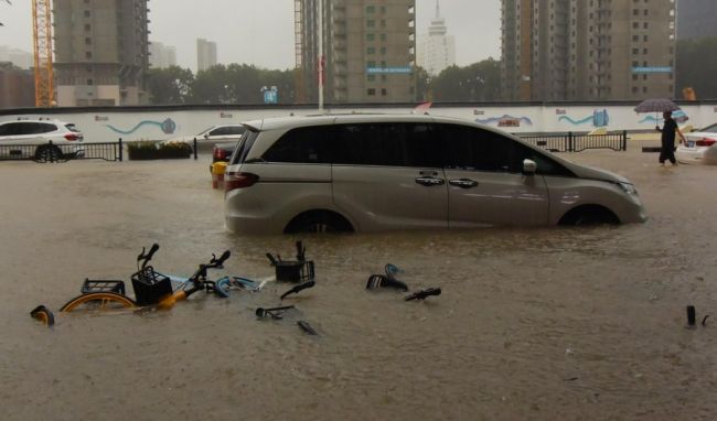 Ένα πλημμυρισμένο από την βροχή αυτοκίνητο στο Τζενγκτζόου, πρωτεύουσα της επαρχίας Χενάν στα κεντρικά της Κίνας, στις 20 Ιουλίου 2021. (φωτογραφία / Xinhua)