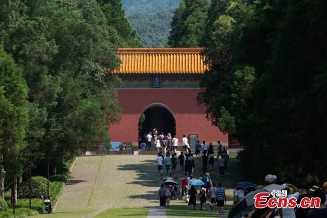 Επισκέπτες στο αυτοκρατορικό Μαυσωλείο Σιαολίνγκ της δυναστείας Μινγκ στην Ναντζίνγκ, επαρχία Τζιανγκσού, στις 19 Ιουλίου 2021. (Φωτογραφία: China News Service)