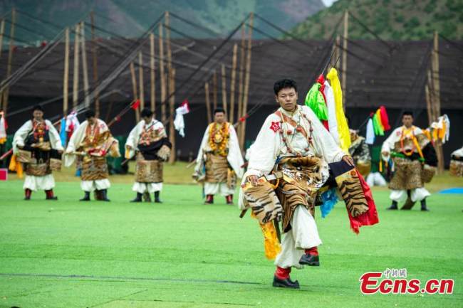 Ένας άνδρας ντυμένος με παραδοσιακή φορεσιά συμμετέχει στην επίδειξη που έγινε στο Ναγκτσού, αυτόνομη περιοχή του Θιβέτ της Κίνας, 26 Ιουλίου 2021. (Φωτογραφία: China News Service)