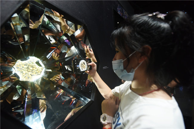 Παιδί παρατηρεί την μικροδομή ενός μετεωρίτη στο νέο Μουσείο Αστρονομίας της Σαγκάης στις 18 Ιουλίου 2021. (φωτογραφία / IC)
