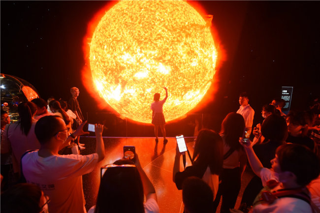 Επισκέπτες βγάζουν φωτογραφίες τον «ήλιο» στο νέο Μουσείο Αστρονομίας της Σαγκάης στις 18 Ιουλίου 2021. (φωτογραφία / IC)
